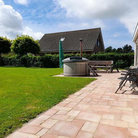 Wellnesshuis Met Hottub, Ligbad En Grote Tuin Villa Tzummarum Esterno foto
