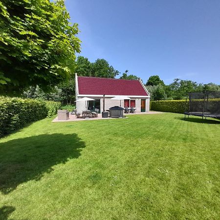 Wellnesshuis Met Hottub, Ligbad En Grote Tuin Villa Tzummarum Esterno foto