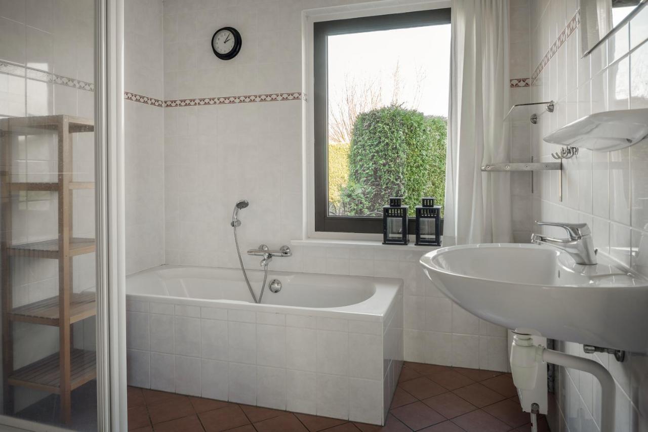 Wellnesshuis Met Hottub, Ligbad En Grote Tuin Villa Tzummarum Esterno foto