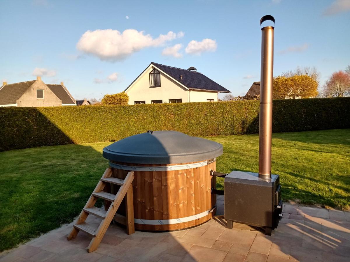 Wellnesshuis Met Hottub, Ligbad En Grote Tuin Villa Tzummarum Esterno foto
