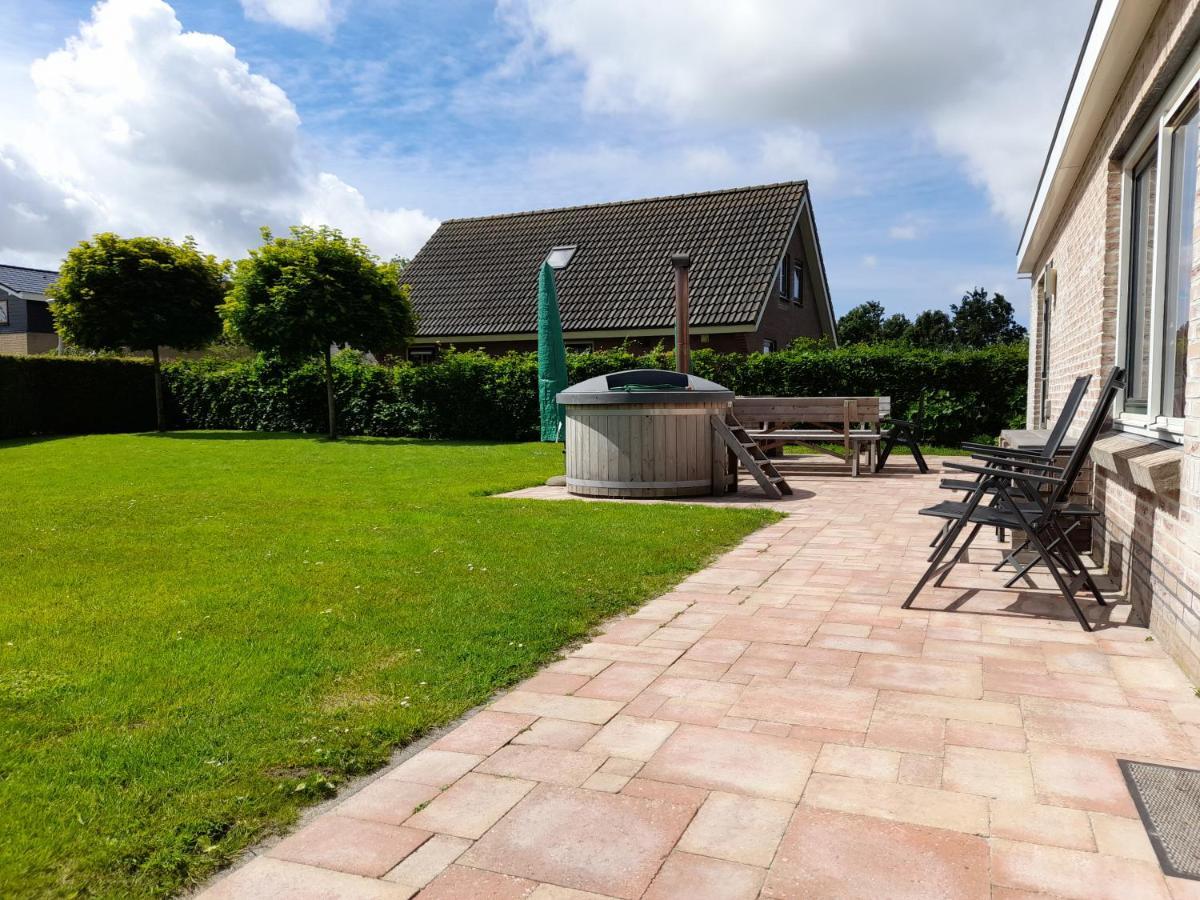Wellnesshuis Met Hottub, Ligbad En Grote Tuin Villa Tzummarum Esterno foto