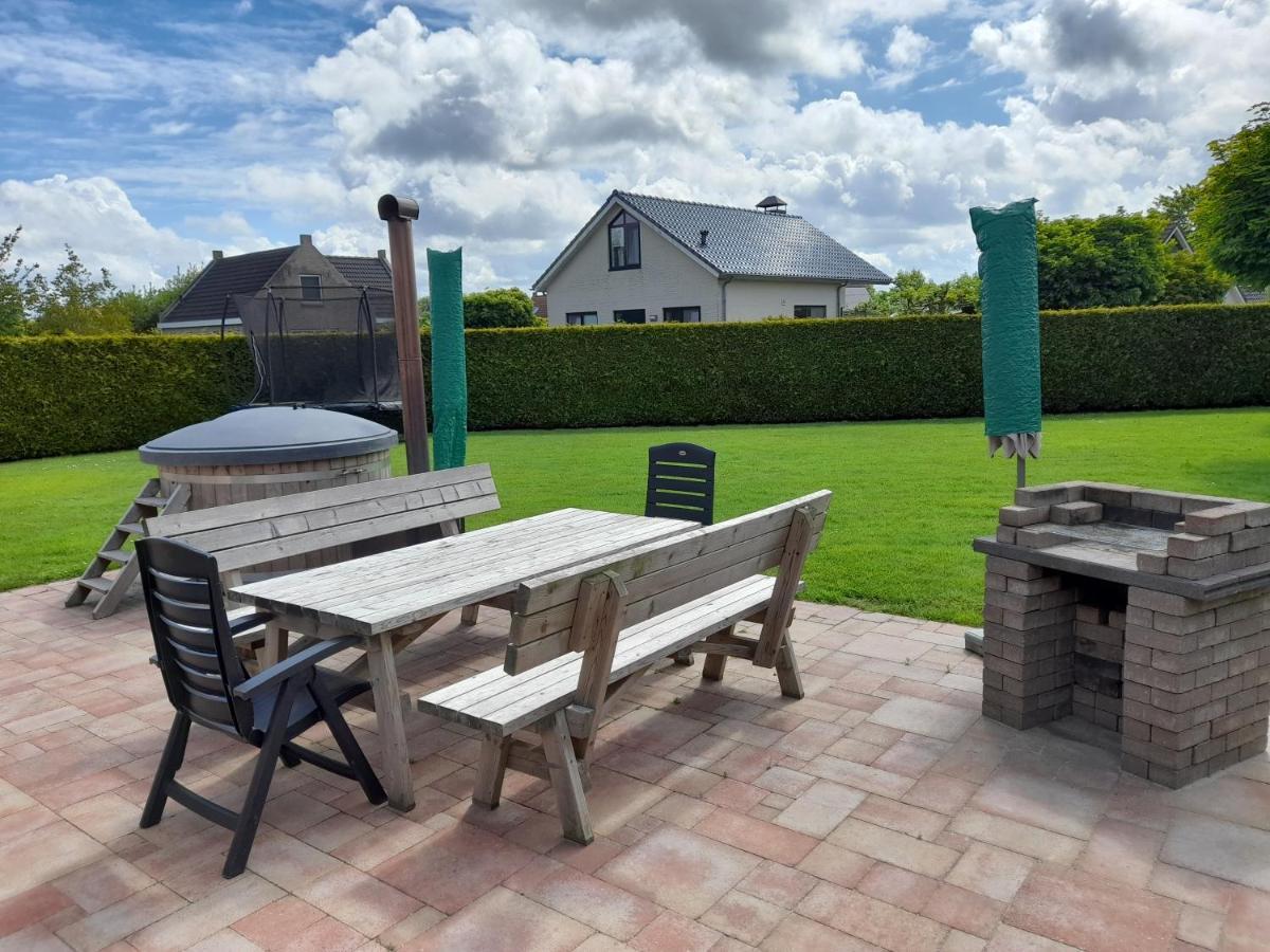Wellnesshuis Met Hottub, Ligbad En Grote Tuin Villa Tzummarum Esterno foto
