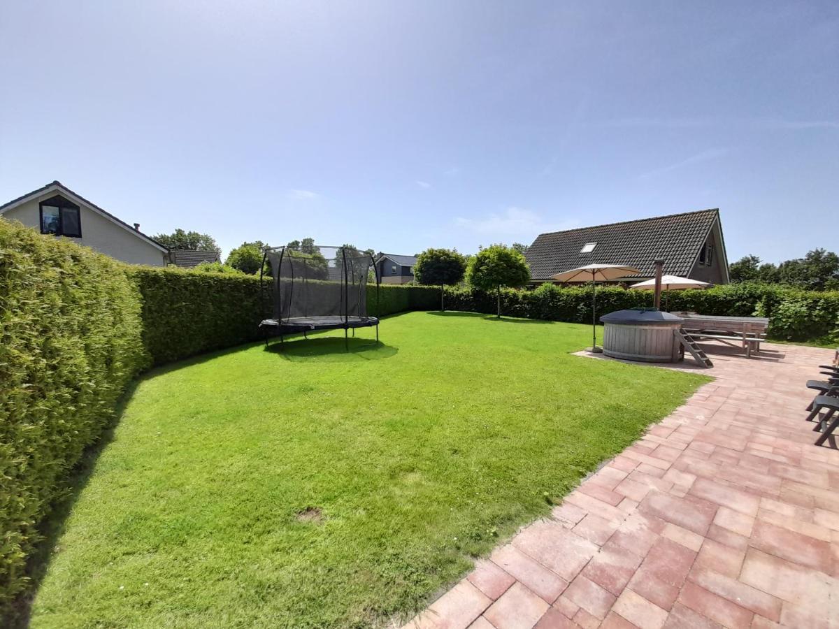 Wellnesshuis Met Hottub, Ligbad En Grote Tuin Villa Tzummarum Esterno foto