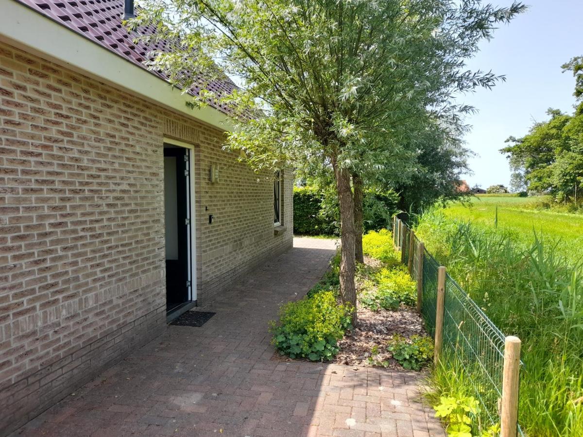 Wellnesshuis Met Hottub, Ligbad En Grote Tuin Villa Tzummarum Esterno foto