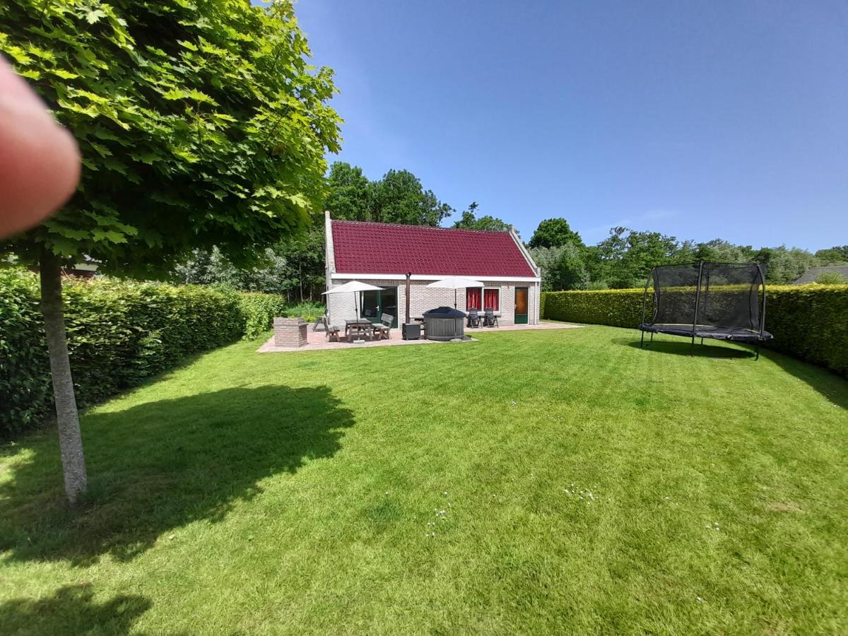 Wellnesshuis Met Hottub, Ligbad En Grote Tuin Villa Tzummarum Esterno foto